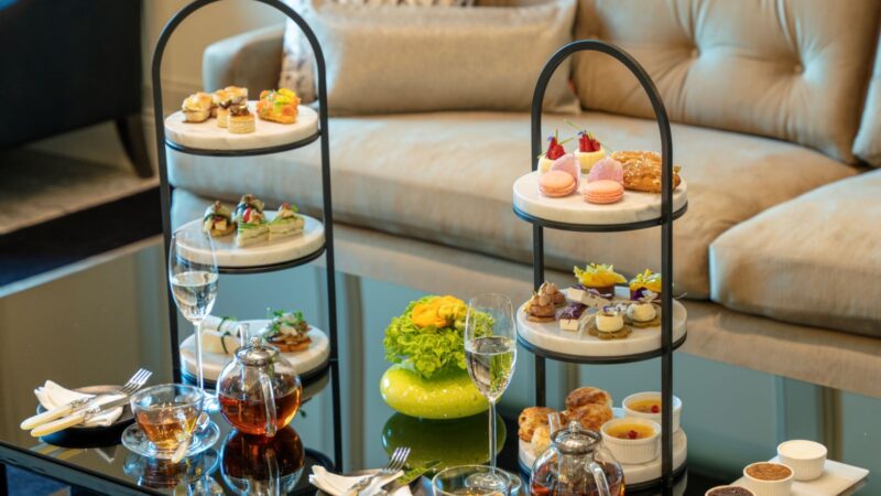 فندق فيرمونت الرياض يتعاون مع علامة جو مالون لندن لتقديم تجربة شاي ما بعد الظهيرة في ردهة ذا سافوي